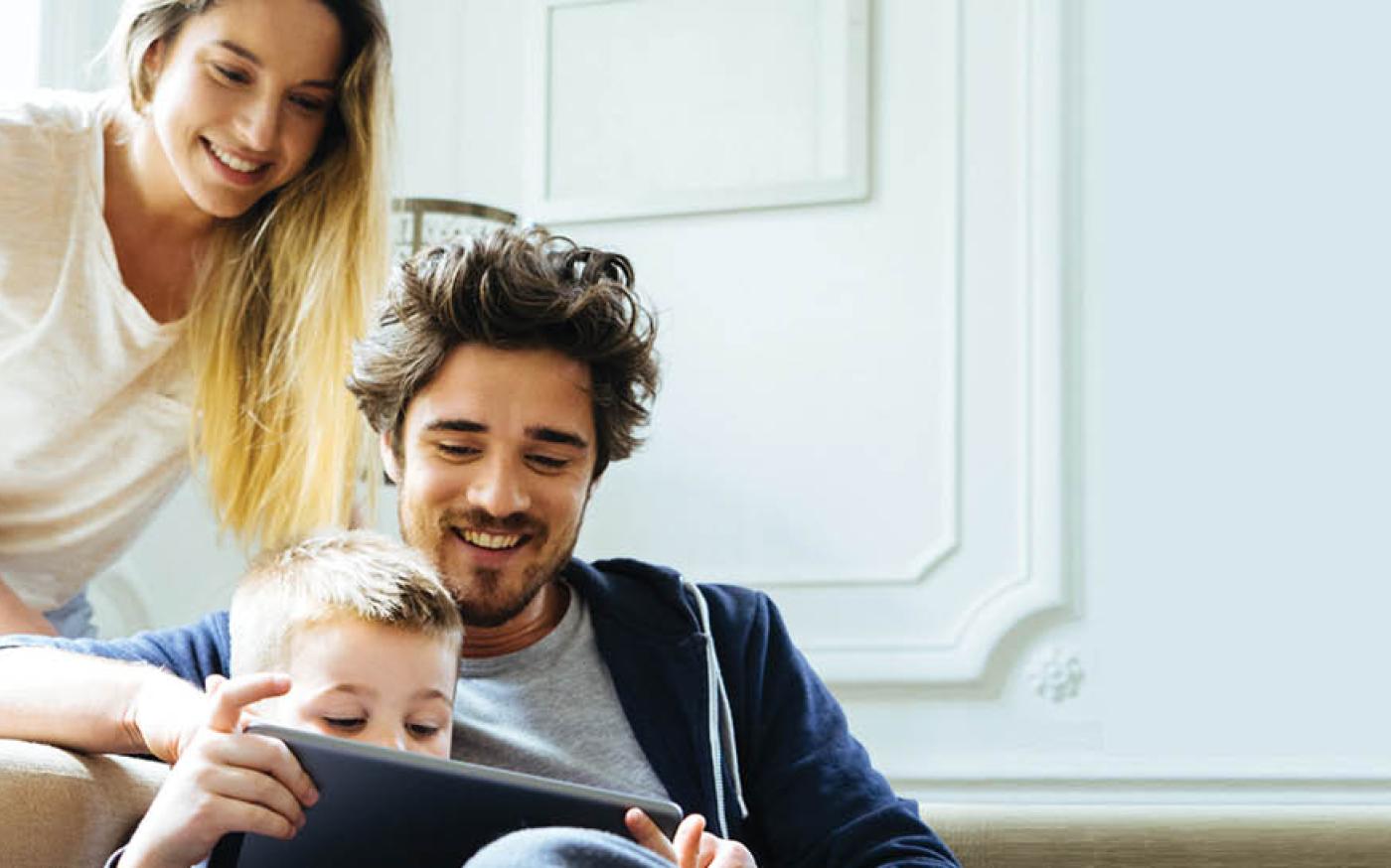 les parents qui surveillent les enfants qui jouent à des jeux vidéo